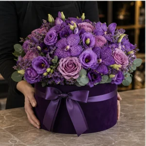 Cutie Flori de Lux Amethyst cu Lisianthus și Orhidee Mov - imagine 3