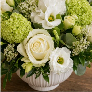 Aranjament Flori Frumoase Verde Fresh cu Viburnum și Trandafiri Albi - imagine 2
