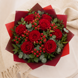 Flori Livrate Acasă Ruby Moment cu Trandafiri Roșii și Hypericum - imagine 4