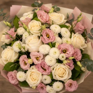 Flori pentru aniversarea casatoriei buchet crem roz cu trandafiri si lisianthus - poza 2