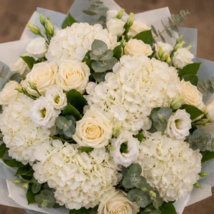 Flori pentru aniversarea casatoriei buchet romantic cu hortensie alba - poza 2