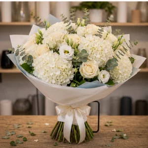 Flori pentru aniversarea casatoriei buchet romantic cu hortensie alba - poza 3