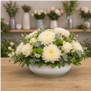 Livrare aranjamente florale de lux crem cu crizanteme si eucalipt - poza 1