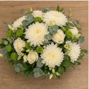 Livrare aranjamente florale de lux crem cu crizanteme si eucalipt - poza 2