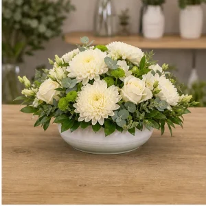 Livrare aranjamente florale de lux crem cu crizanteme si eucalipt - poza 3