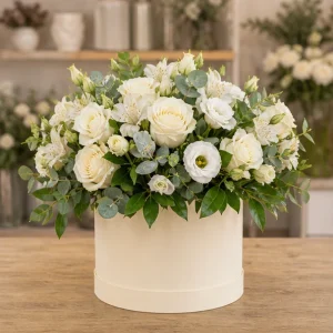 Livrare aranjamente florale de lux in cutie ivory cu trandafiri - poza 1