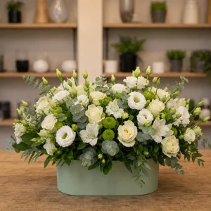 Livrare aranjamente florale de Paste alb verde cu lisianthus - poza 1