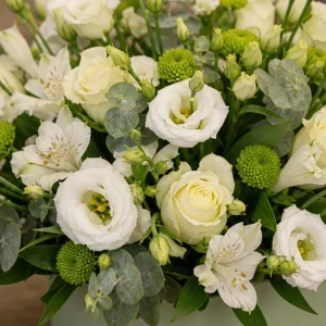 Livrare aranjamente florale de Paste alb verde cu lisianthus - poza 2
