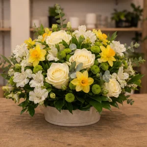 Livrare aranjamente florale de Paste cu narcise si trandafiri ivoire - poza 4