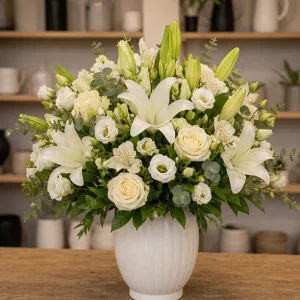 Livrare aranjamente florale de Paste de lux cu crini albi si lisianthus - poza 1