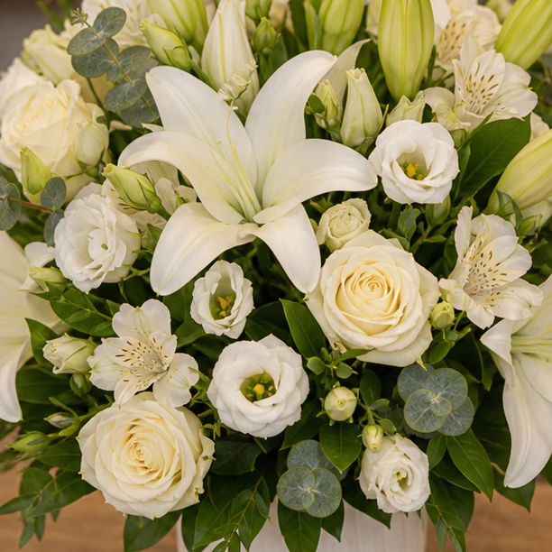 Livrare aranjamente florale de Paste de lux cu crini albi si lisianthus - poza 2