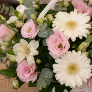 Livrare aranjamente florale de Paste in cos alb cu gerbera si lisianthus - poza 2