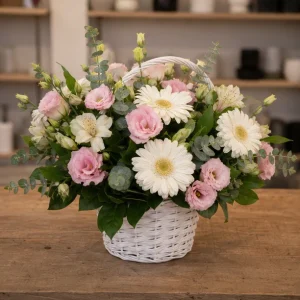 Livrare aranjamente florale de Paste in cos alb cu gerbera si lisianthus - poza 3