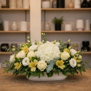Livrare aranjamente florale de Paste pentru masa festiva cu hortensie alba - poza 1