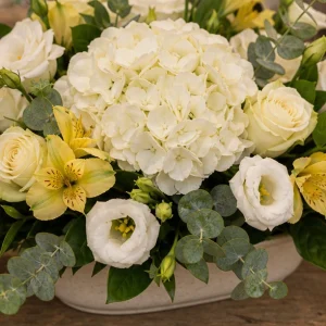 Livrare aranjamente florale de Paste pentru masa festiva cu hortensie alba - poza 2