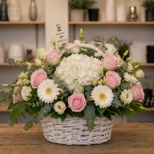 Livrare aranjamente florale de Paste premium in cos cu hortensie si trandafiri - poza 1