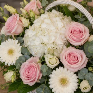 Livrare aranjamente florale de Paste premium in cos cu hortensie si trandafiri - poza 2