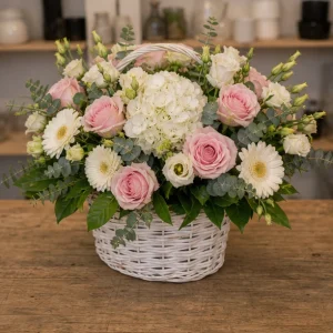 Livrare aranjamente florale de Paste premium in cos cu hortensie si trandafiri - poza 3