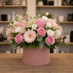 Livrare aranjamente florale de Paste roz delicat in cutie rotunda - poza 1