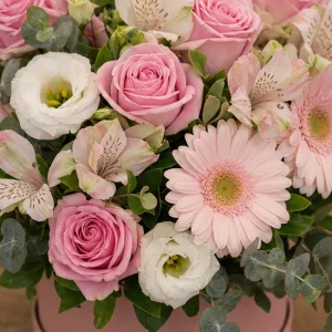 Livrare aranjamente florale de Paste roz delicat in cutie rotunda - poza 2
