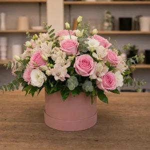 Livrare aranjamente florale de Paste roz delicat in cutie rotunda - poza 3