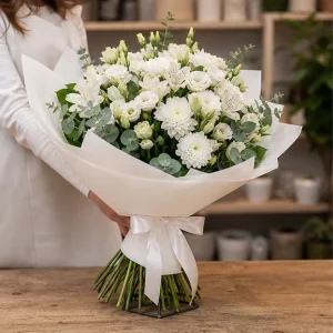 Livrare buchete de flori pentru nou-nascuti alb pur cu lisianthus - poza 3