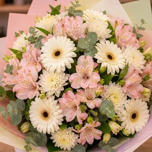 Livrare buchete de flori pentru nou-nascuti pastel vesel cu alstroemeria - poza 2