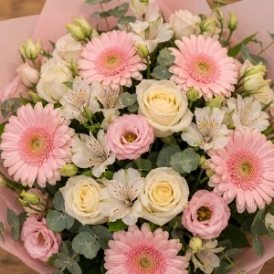 Livrare buchete de flori pentru nou-nascuti roz delicat cu gerbera - poza 2