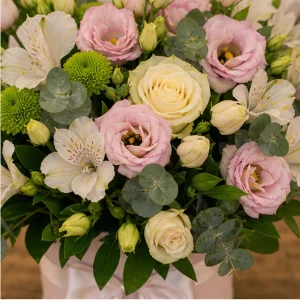 Livrare colectii de flori de primavara cutie pastel cu lisianthus - poza 2