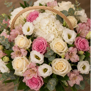 Livrare flori pentru propuneri de casatorie cos cu trandafiri si lisianthus - poza 2